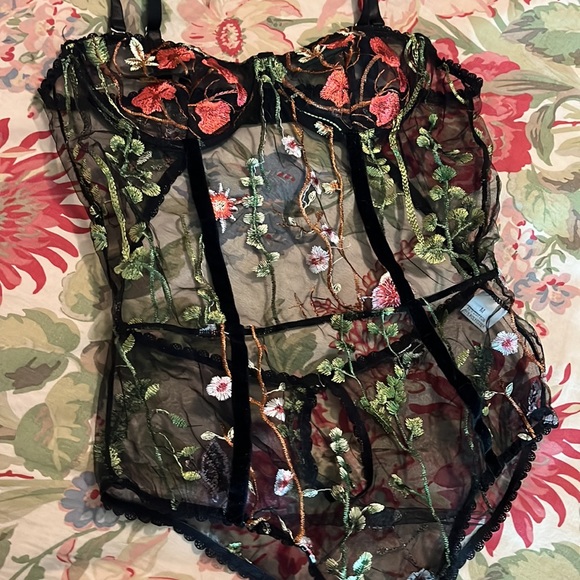 Embroidered Vibrant Flowers on Black Mesh size Medium Underwire Stretchy NEW - Picture 15 of 16